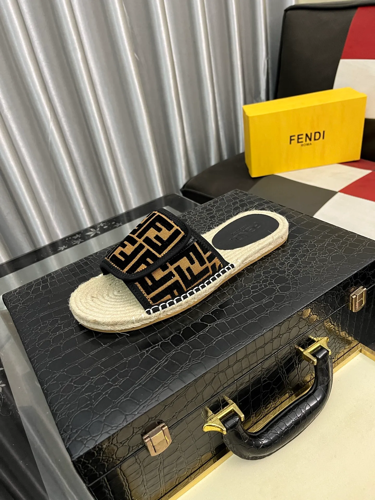 Men's shoes💰320⌚️⌚️[FENDI~Fendi slippers] High-end men's shoes brand official website 1:1 latest masterpiece: original mold customization, fabrics made of imported original materials, upgraded outsole, lighter, top quality in the market, simple and tasteful, a must-have for fashionistas, fashion is at your feet, full of confidence, the same style at the counter👍The season of summer slippers is here. Yardage: 38-44. Can be customized45.46.47
